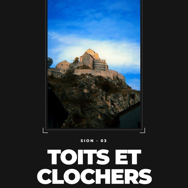 Sion, toits et clochers.
La tête levée : Valère sur sa colline, un clocher, une lanterne, …