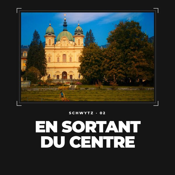 Schwytz, en sortant du centre.
La grande façade jaune et ses dômes verts, puis les maisons…